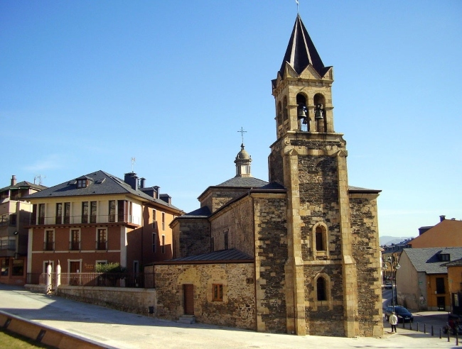 La Plaza del Temple Y la Iglesia de San Andrés