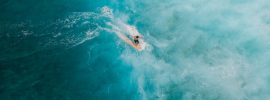 Hacer surf en las Maldivas